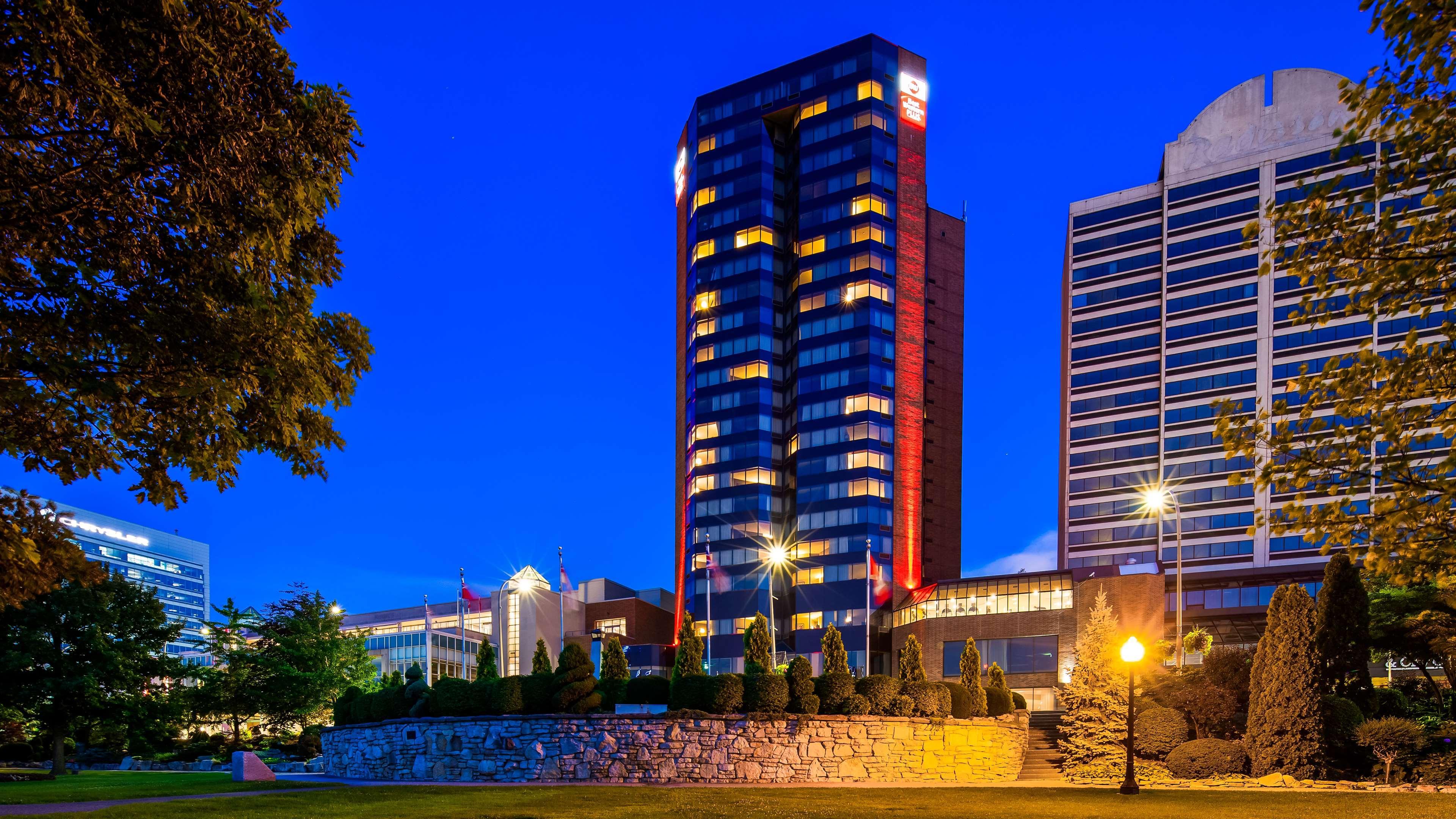 Best Western Plus Waterfront Hotel Виндзор Экстерьер фото