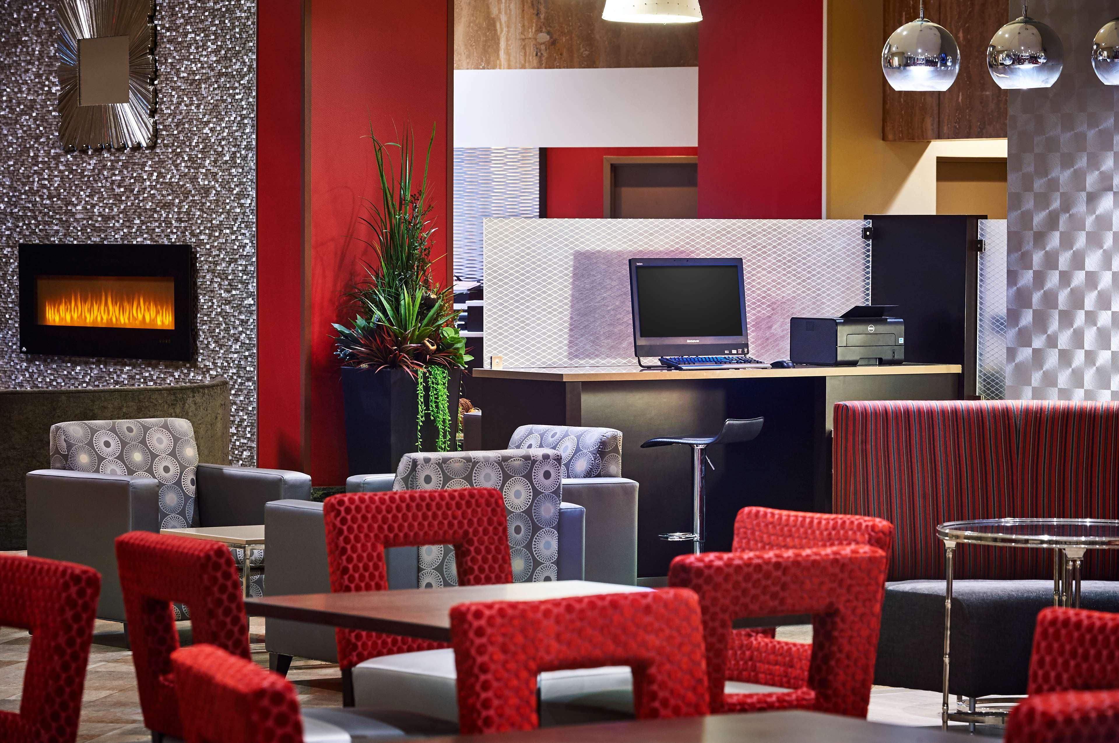 Best Western Plus Waterfront Hotel Виндзор Экстерьер фото